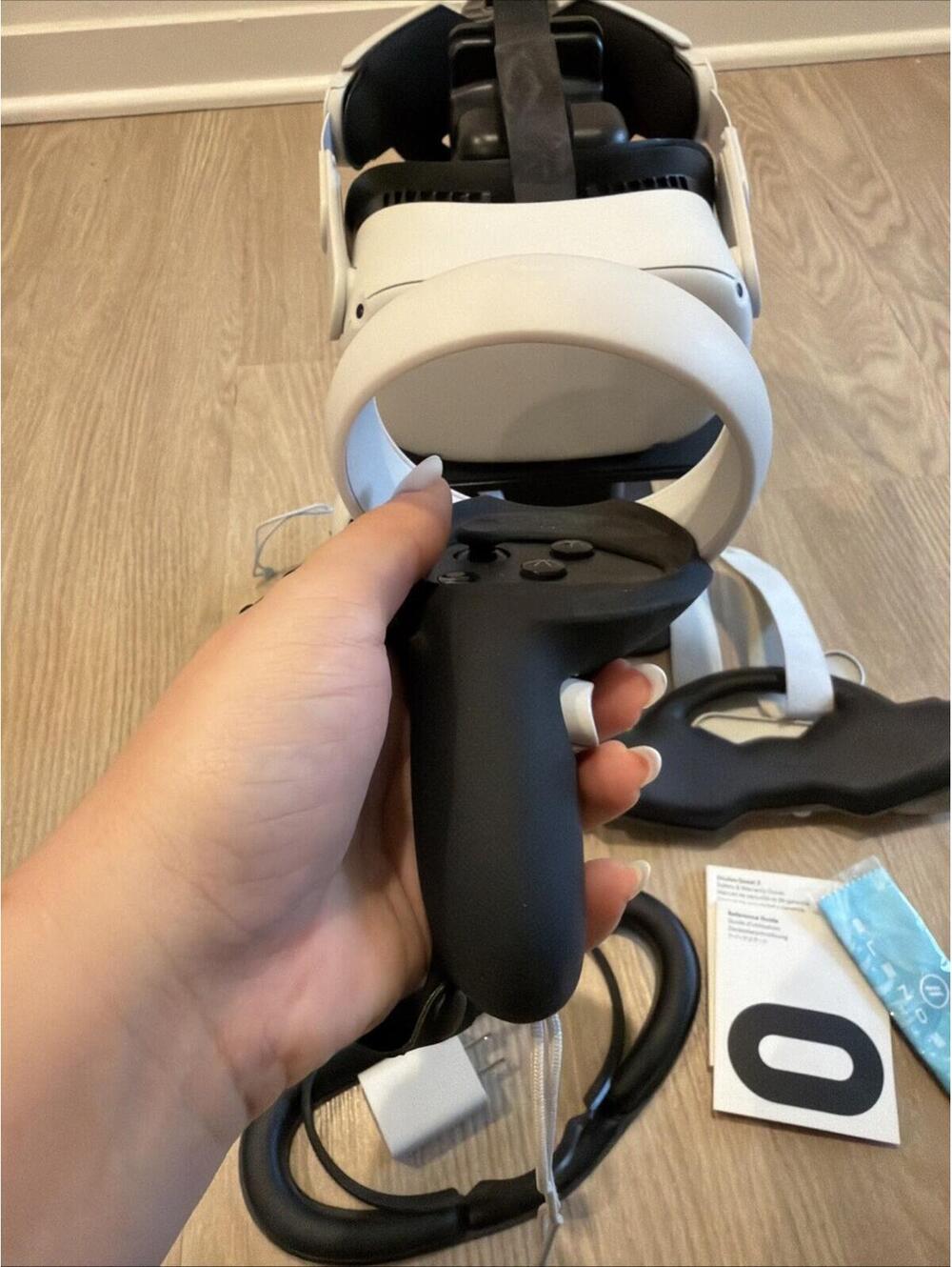Meta Quest 2 VR Headset 128GB (w/controllers,stand,with replaceable protection) - Picture 6 of 13